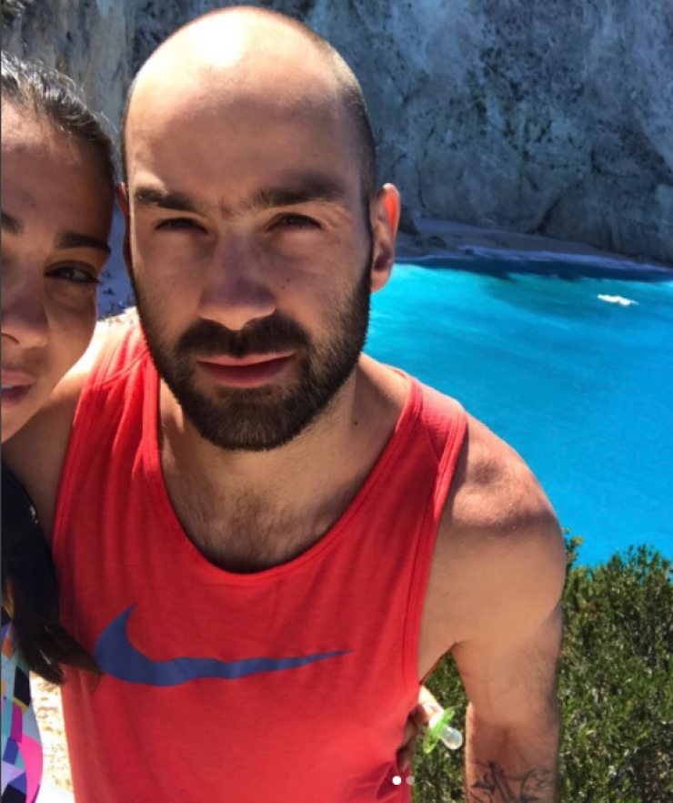 Ολυμπία Χοψονίδου: Με φουσκωμένη κοιλίτσα στον έκτο μήνα της εγκυμοσύνης της ποζάρει με μαγιό στην αγκαλιά του Βασίλη Σπανούλη