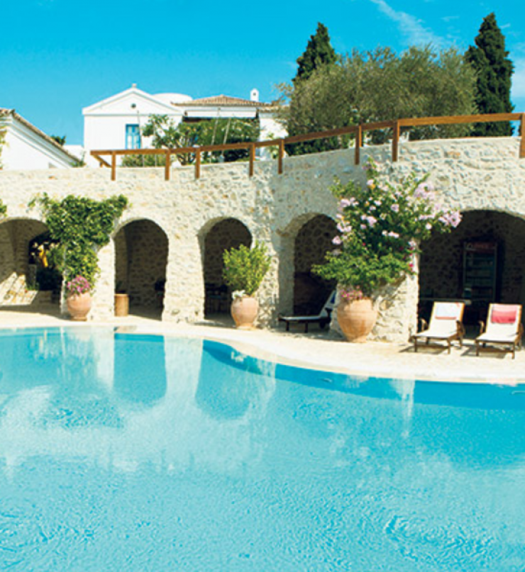 Το σπίτι του ζάμπλουτου Κύπριου επιχειρηματία στις Σπέτσες που κάνουν αφιέρωμα τα ελληνικά περιοδικά!