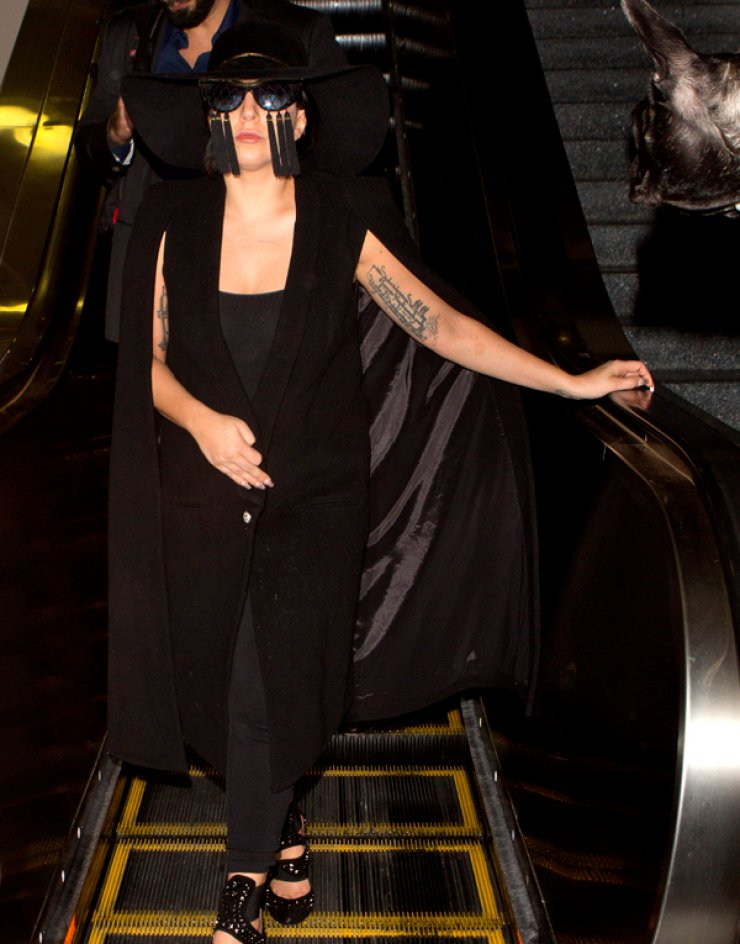 Τα custom made γυαλιά ηλίου της Lady Gaga [εικόνες]