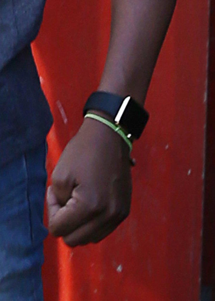 Διάσημος σταρ φοράει χρυσό ρολόι αξίας 17,000 δολαρίων [εικόνες]