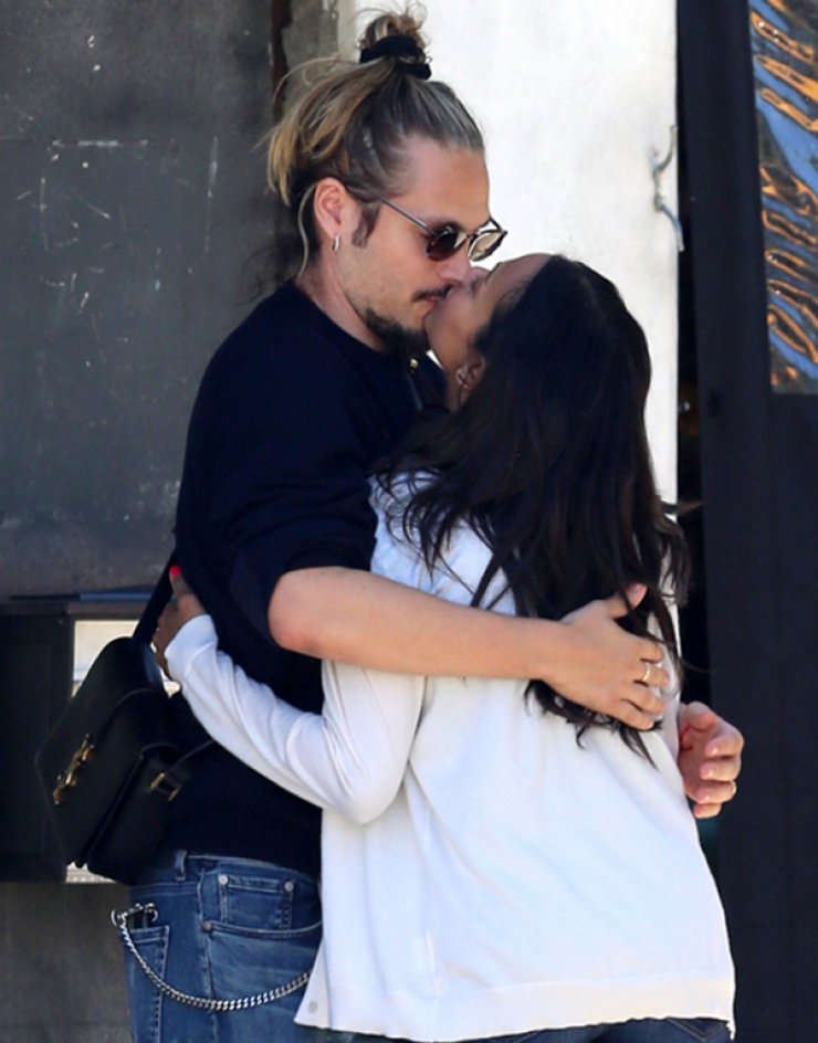 Καυτά φιλιά στη μέση του δρόμου για διάσημη ηθοποιό [εικόνες]