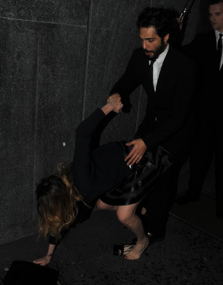 Η απίστευτη πτώση διάσημης με τα ψηλοτάκουνά της [εικόνες]