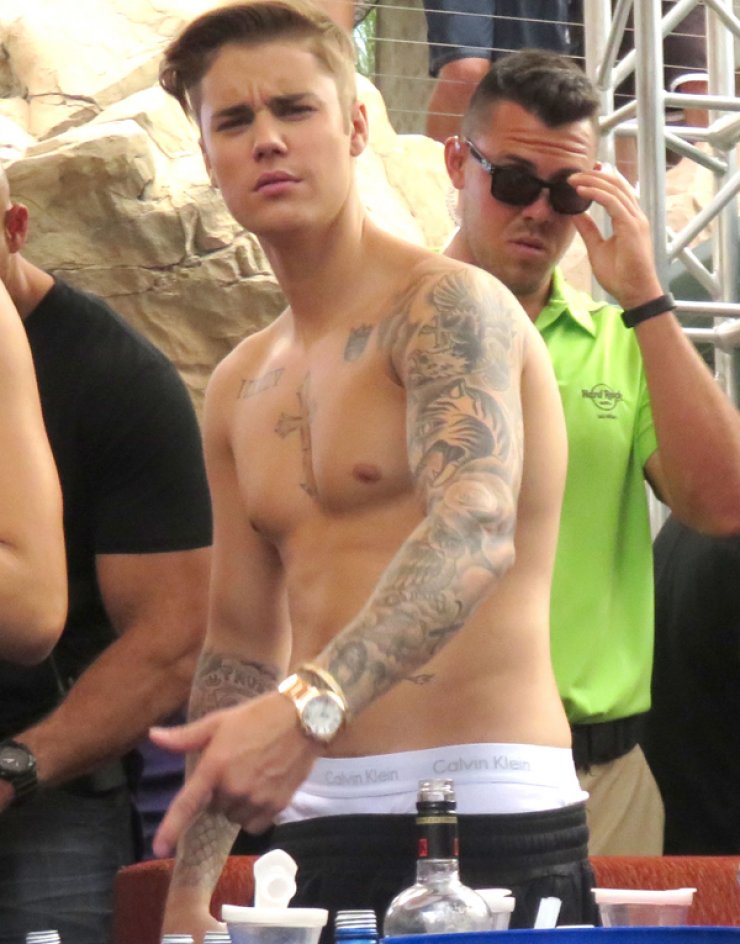 Justin Bieber: Ολοένα και ‘’φουσκώνει’’ το σώμα του [εικόνες]