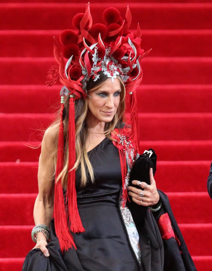 Από ποια γνωστή high street αλυσίδα ντύθηκε η Sarah Jessica Parker για το Met Gala [εικόνες]