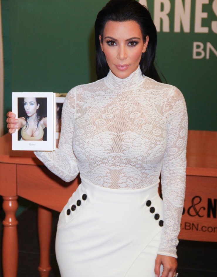Η Kim Kardashian παρουσίασε το νέο της βίβλιο [εικόνες]