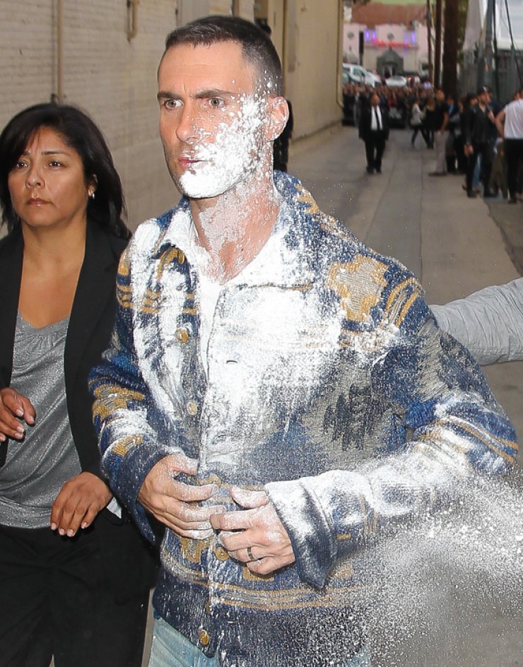 Η επίθεση που δέχτηκε ο Adam Levine στη μέση του δρόμου [εικόνες]