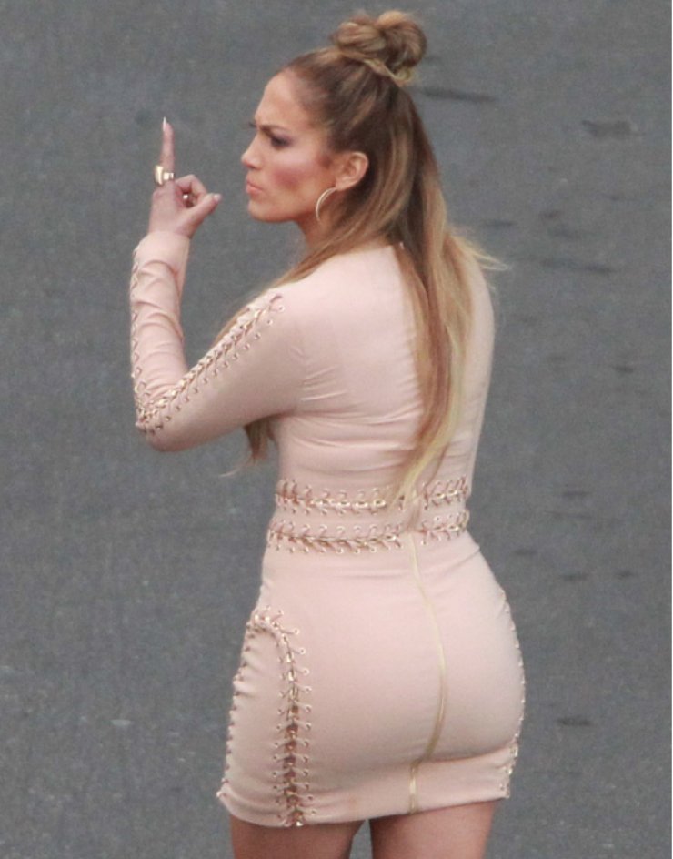 Η JLo μας δείχνει και πάλι τις καμπύλες της [εικόνες]