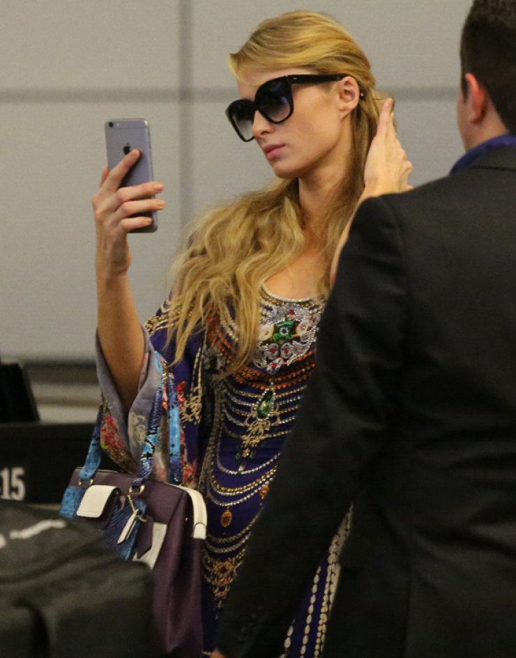 Paris Hilton: Κολλημένη με τις selfie [εικόνες]