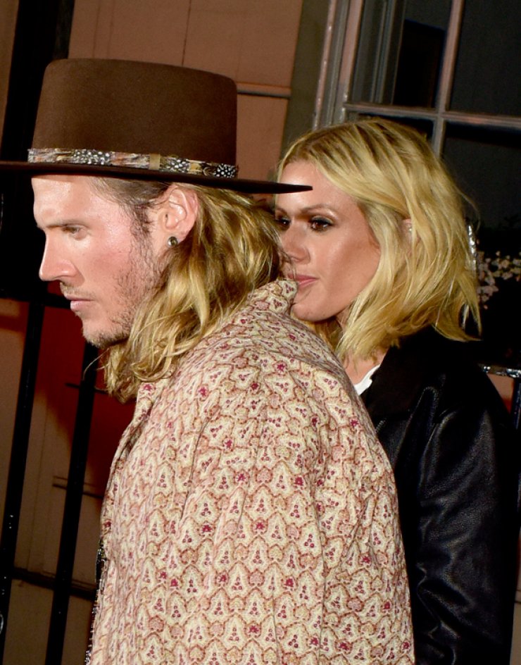 Ο νέος έρωτας νεαρής τραγουδίστριας [εικόνες]