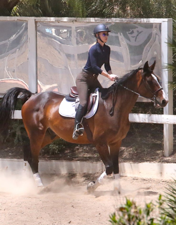 H διάσημη τραγουδίστρια που λατρεύει την ιππασία [εικόνες]