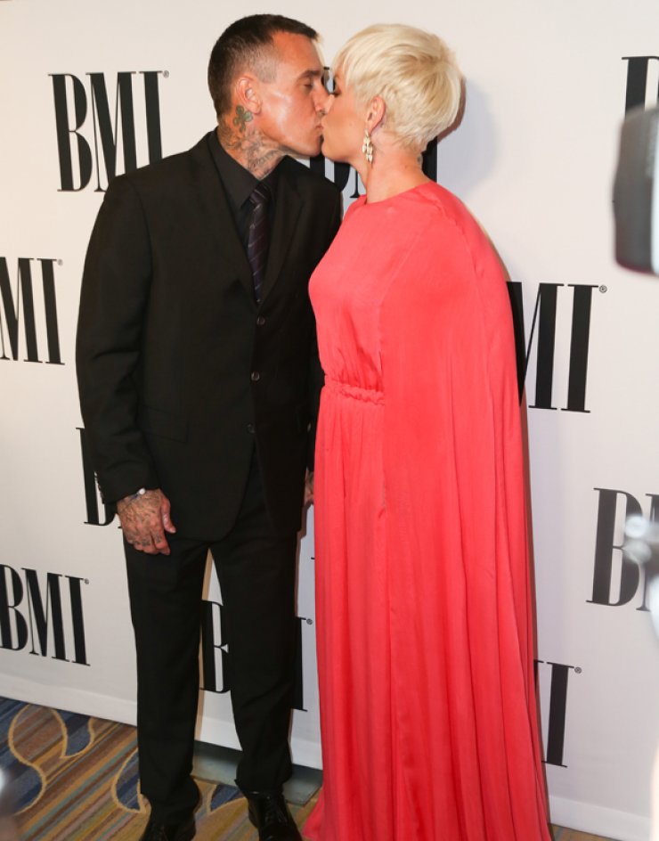 Το παθιάρικο φιλί διάσημης τραγουδίστριας προς το σύζυγό της [εικόνες]