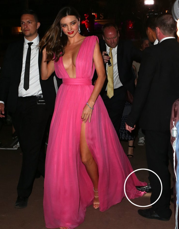 Miranda Kerr: Η ροζ τουαλέτα και το αβυσσαλέο ντεκολτέ [εικόνες]