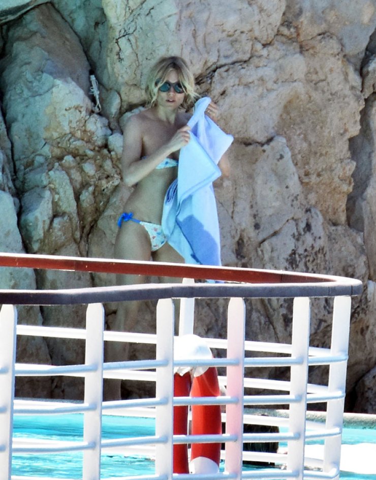Η Sienna Miller με μαγιό κολάζει [εικόνες]