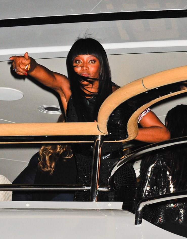 Τα νυχτοπερπατήματα της Naomi Campbell στις Κάννες [εικόνες]