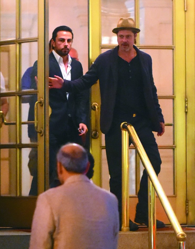 Brad Pitt: Τον τσάκωσαν με φίλο του σε ξενοδοχείο [εικόνες]