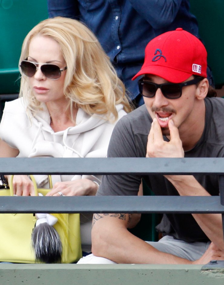 Δείτε την άγνωστη σύντροφό του [εικόνες]