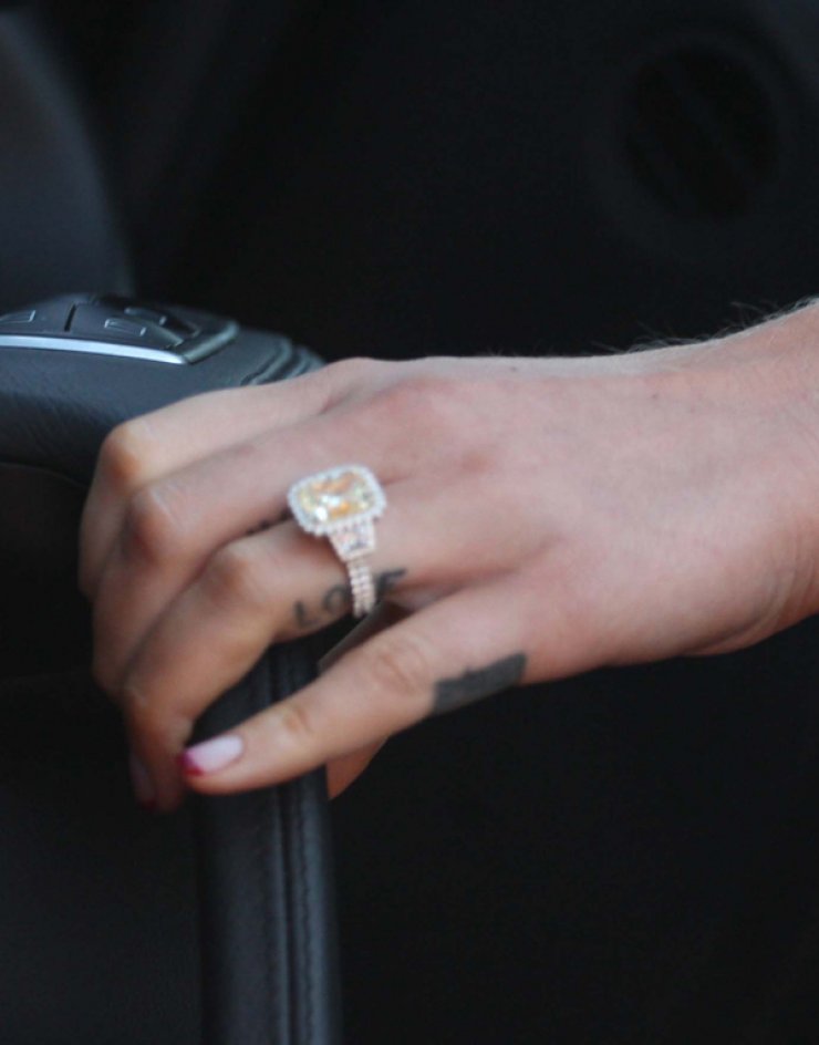 Βέρα στο δεξί για διάσημη τραγουδίστρια; [εικόνες]