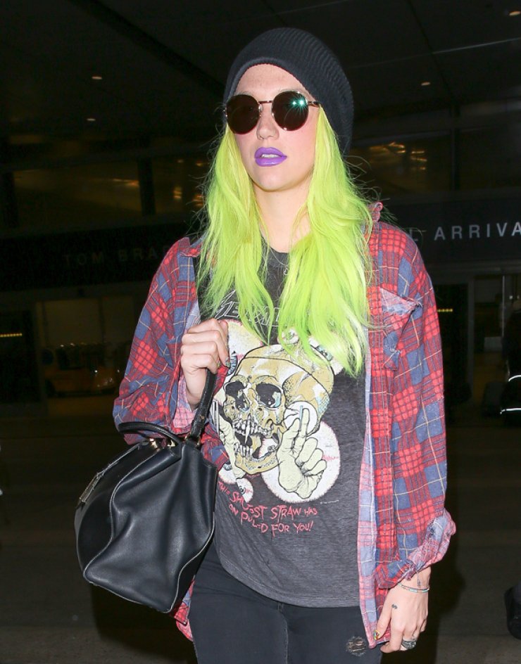 H τρελή εμφάνιση διάσημης νεαρής τραγουδίστριας [εικόνες]