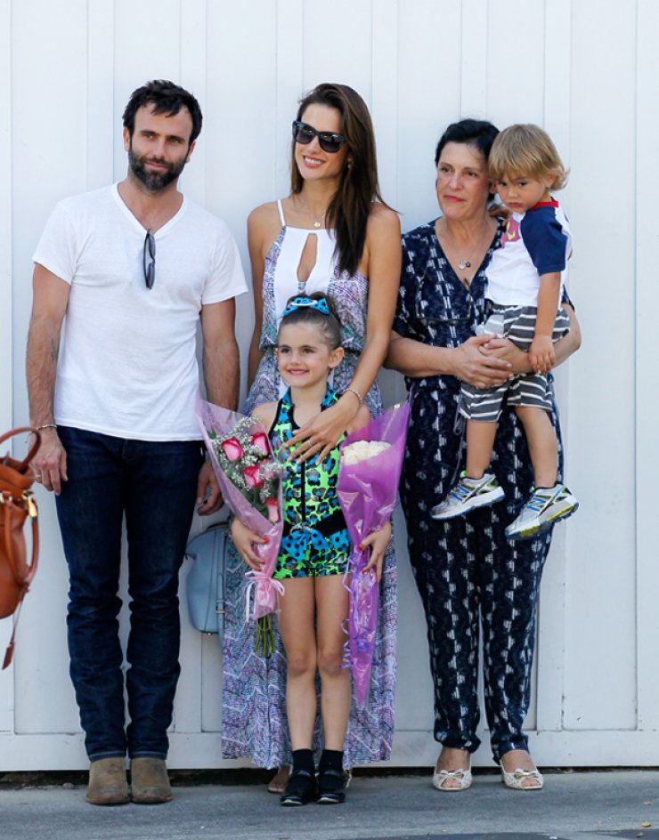 Alessandra Ambrosio: Ευτυχισμένη στην αποφοίτηση της κόρης της [εικόνες]