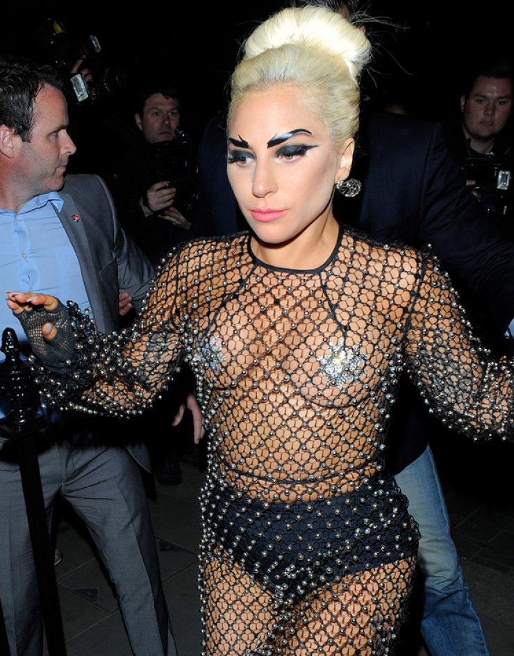 Για shopping τα μεσάνυχτα σχεδόν γυμνή [εικόνες]