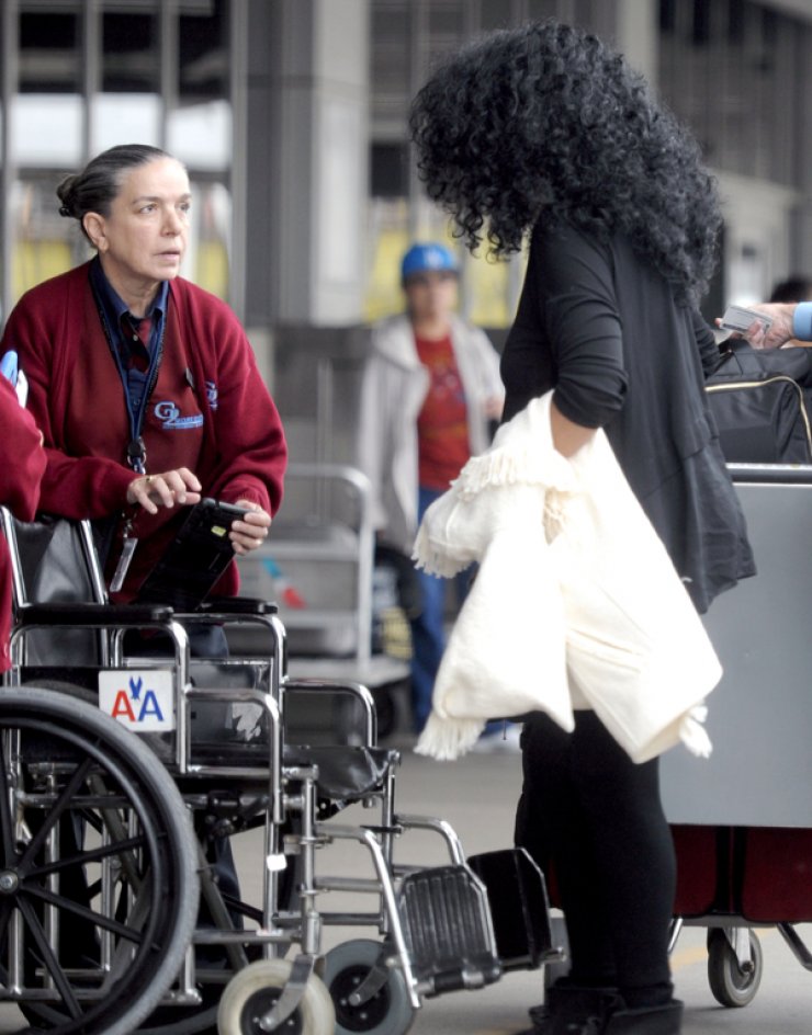 Πως ντρόπιασαν διάσημη τραγουδίστρια σε αεροδρόμιο [εικόνες]