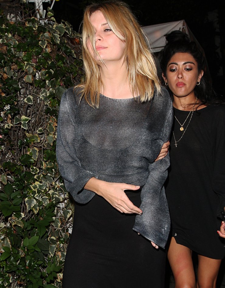 Πασίγνωστη ηθοποιός υποβασταζόμενη από βοηθό της λόγω μέθης [εικόνες]