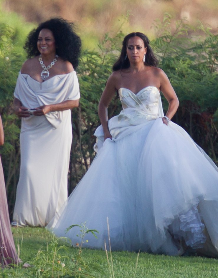 Η κόρη διάσημης τραγουδίστριας ανέβηκε τα σκαλιά της εκκλησίας [εικόνες]