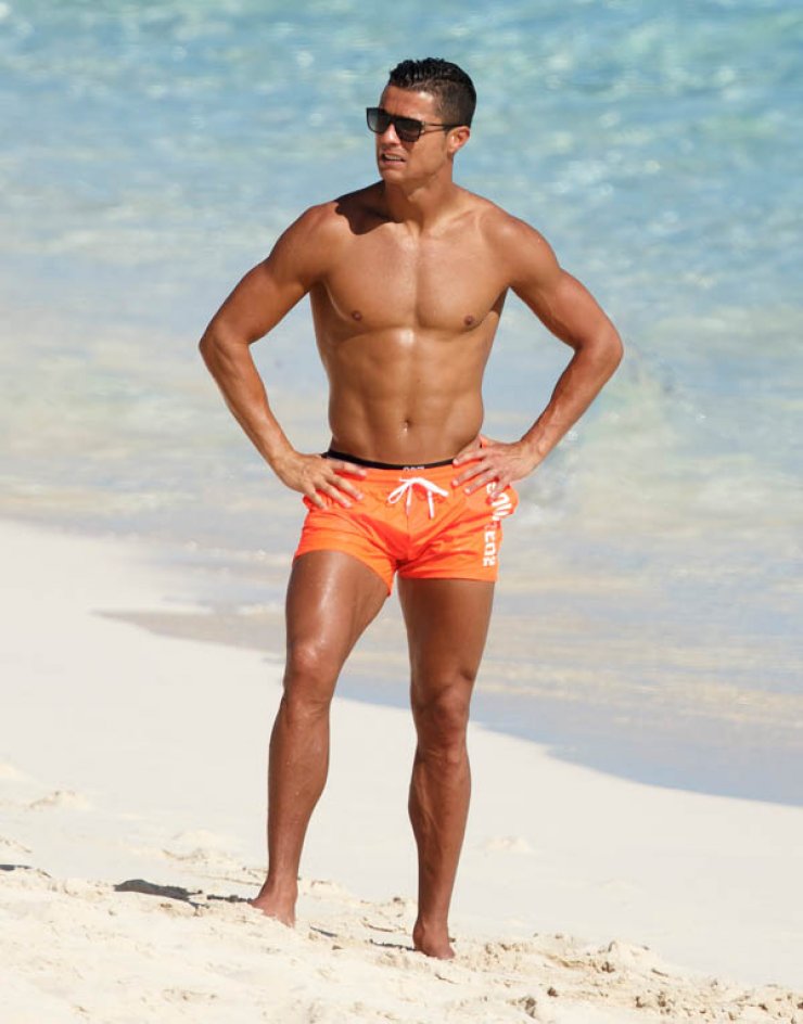 Ακόμη μία μέρα στην παραλία για τον καυτό Cristiano Ronaldo [εικόνες]