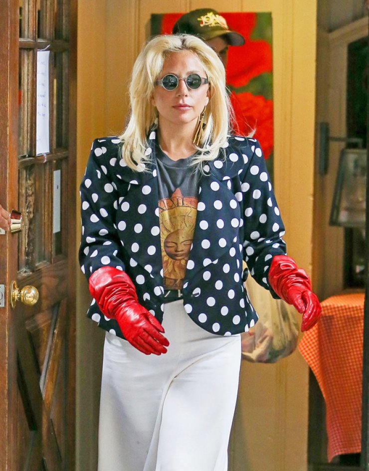 Lady Gaga: Φόρεσε και πάλι τα διάσημα γάντια πλυσίματος [εικόνες]