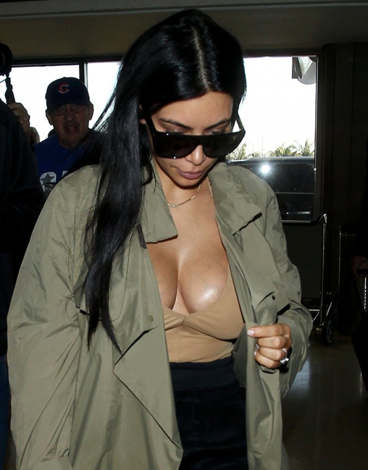 Kim Kardashian: Η σέξυ μαμά διαθέτει το πιο βαθύ ντεκολτέ [εικόνες]