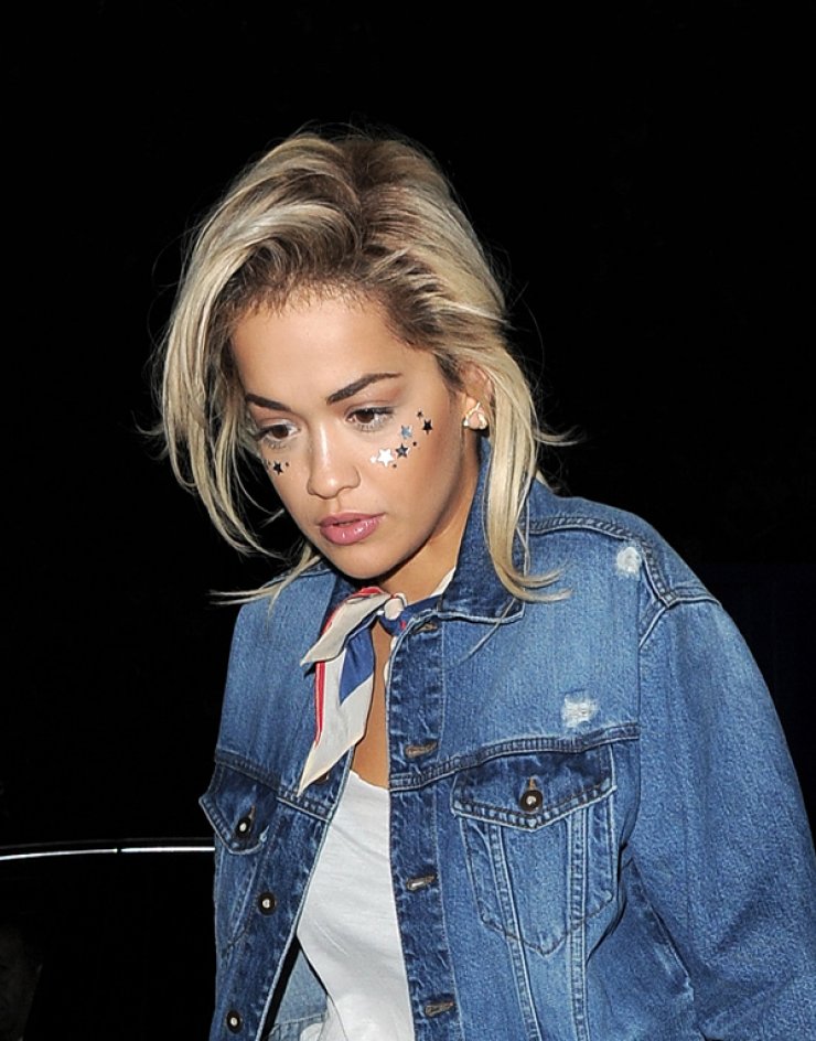 Τι έπαθε το πρόσωπο της Rita Ora; [εικόνες]