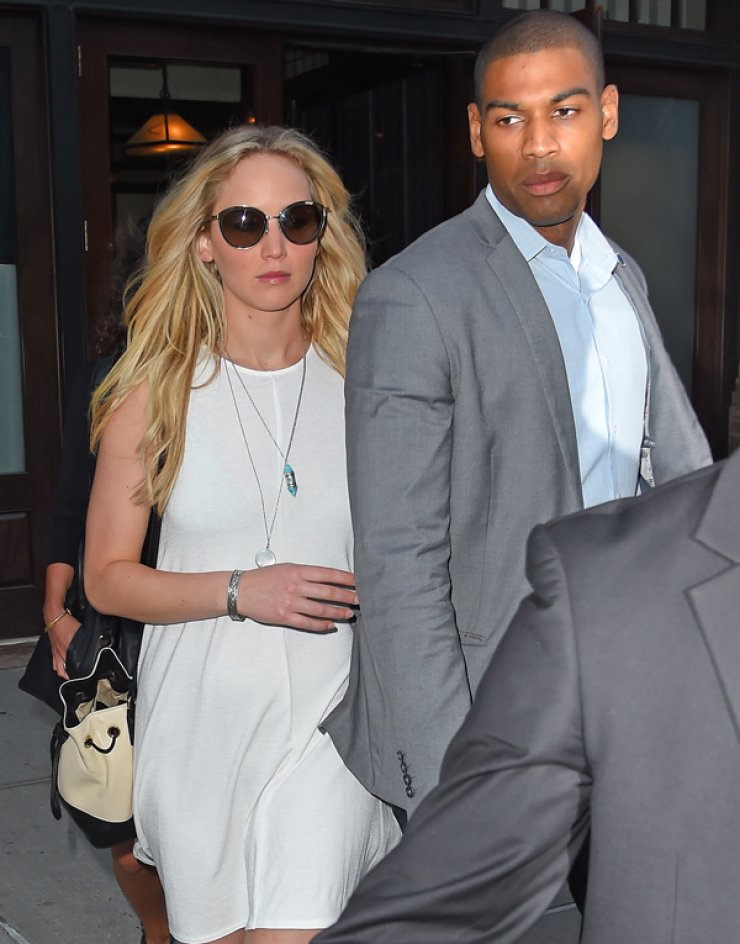 H Jennifer Lawrence κυκλοφορεί με έναν κούκλο [εικόνες]