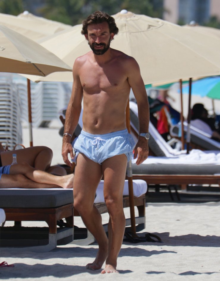 Σέξυ ποδοσφαιριστής τρελαίνει την παραλία με το κορμί του [εικόνες]