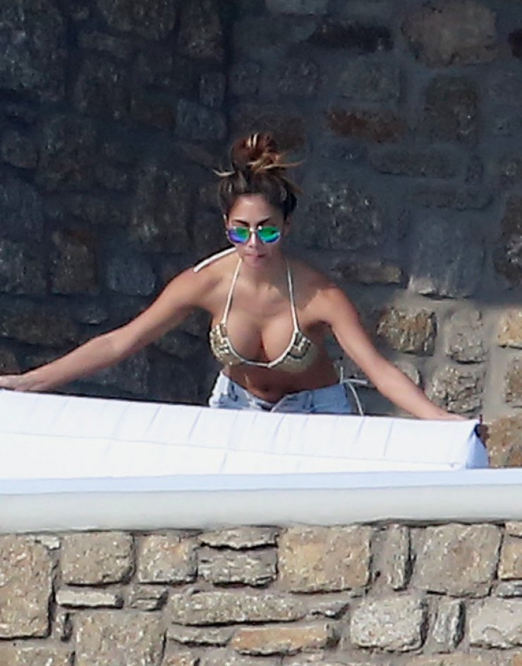 Ποια διάσημη σταρ του Hollywood αναστατώνει τη Μύκονο με τα μικροσκοπικά της μπικίνι; [εικόνες]