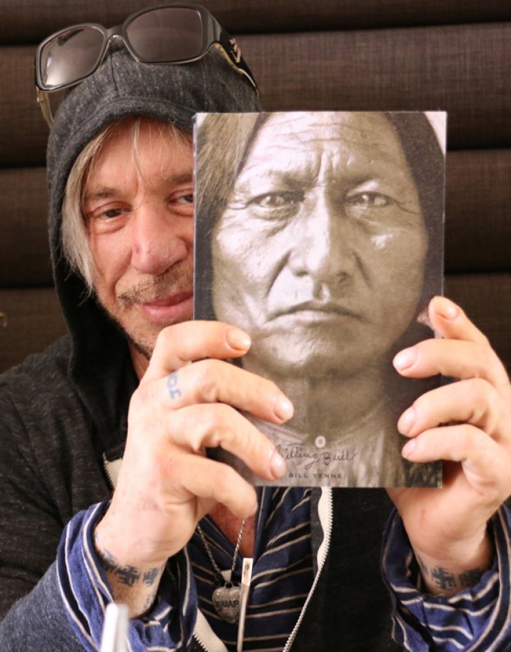 Πως περνάει τον ελεύθερό του χρόνο ο Mickey Rourke; [εικόνες]