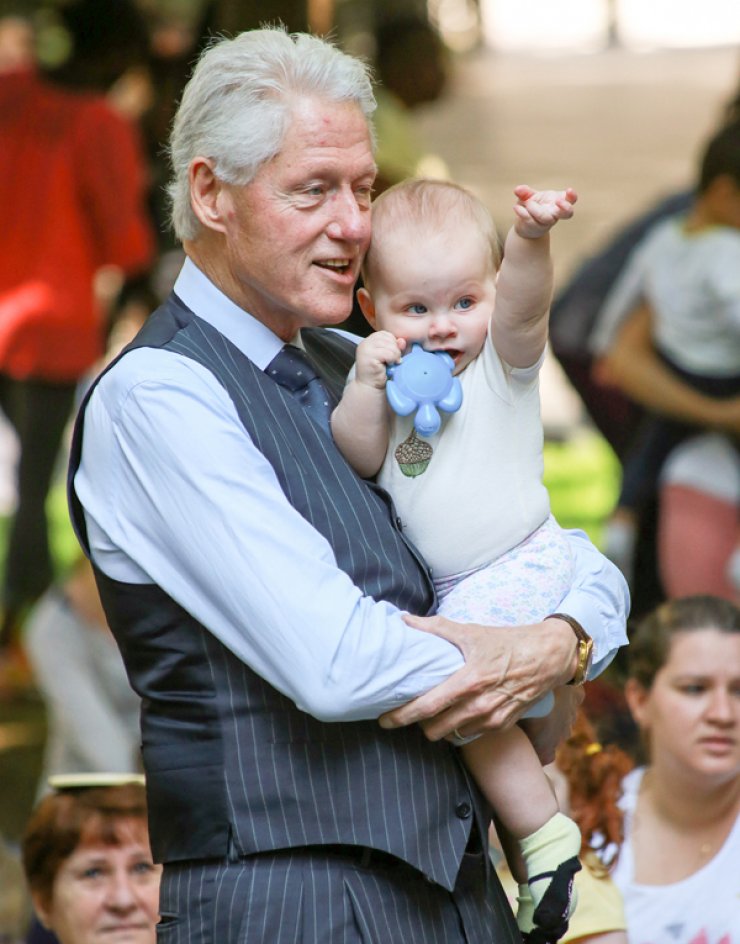Δείτε τον Bill Clinton για πρώτη φορά με την εγγονή του [εικόνες]