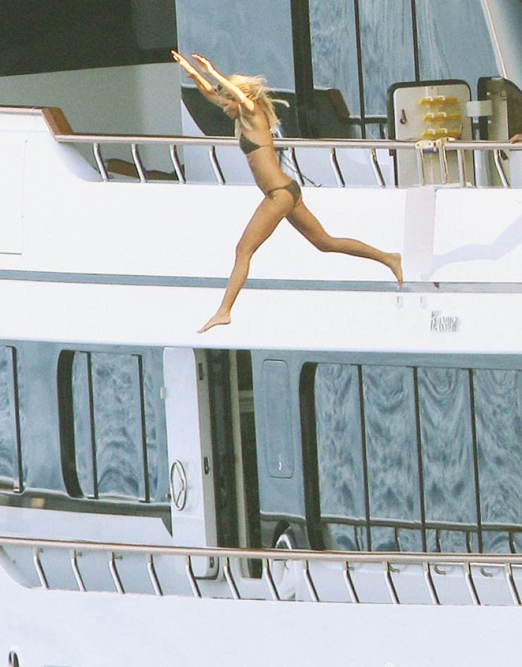 Η κορμάρα Elle Macpherson απολαμβάνει τις διακοπές της στο προσωπικό της γιοτ [εικόνες]