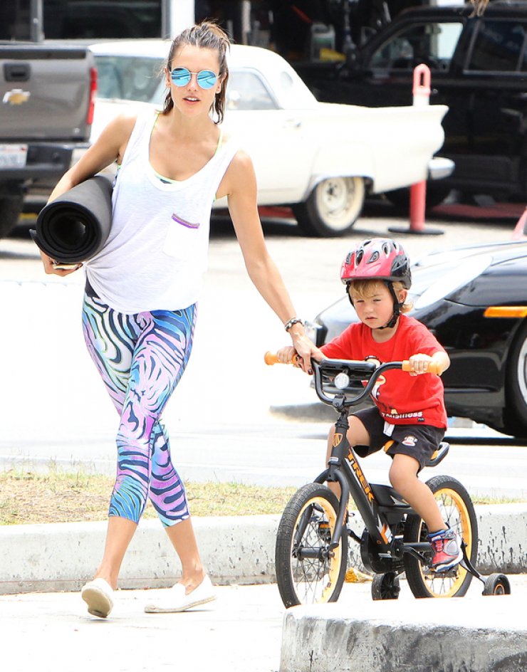 Alessandra Ambrosio: Μαμά 24 ώρες το 24ωρο [εικόνες]