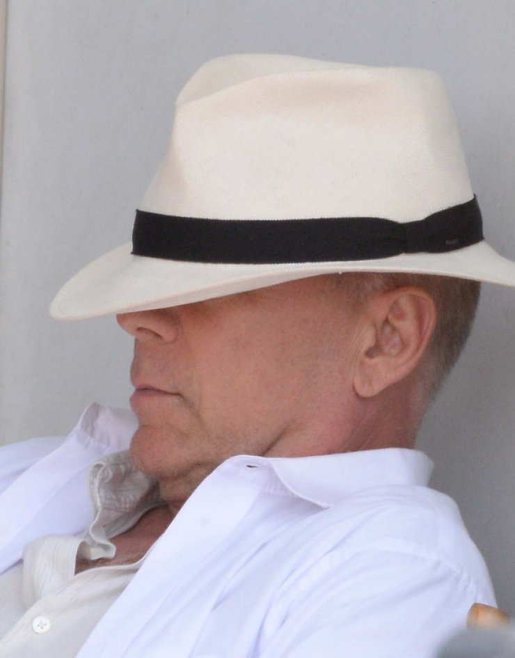 Τον πήρε ο ύπνος κατά τη διάρκεια γυρισμάτων ταινίας [εικόνες]