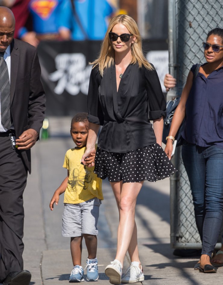 Πως τα περνάει η Charlize Theron μετά το χωρισμό; [εικόνες]