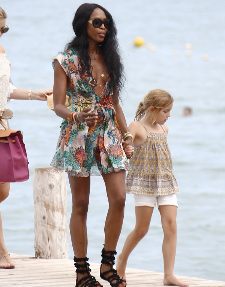 Τι συμβαίνει με τη Naomi Campbell; Υιοθέτησε παιδάκι; [εικόνες]