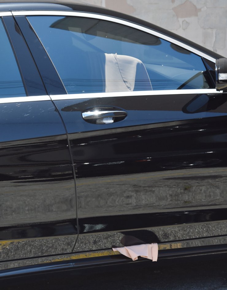 Ουπς! Πιάστηκε το φόρεμα της Kim Kardashian [εικόνες]