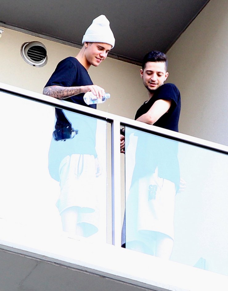 Δείτε πως συμπεριφέρθηκε διάσημος τραγουδιστής στους θαυμαστές του [εικόνες]