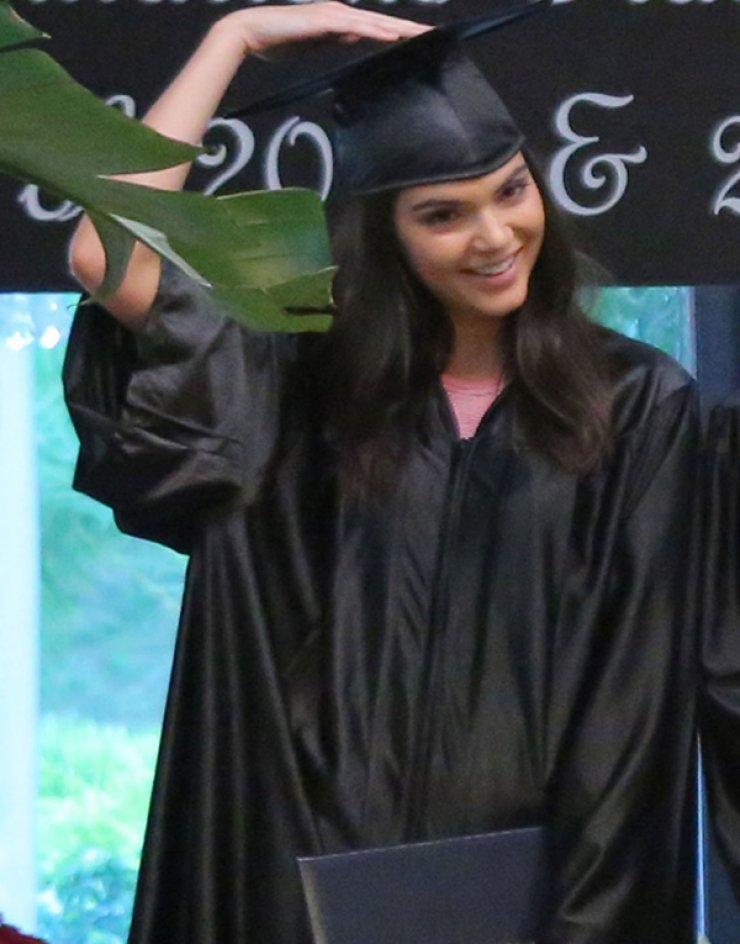 Δείτε την εντυπωσιακή αποφοίτηση των Kardashian μέσα στο σπίτι τους [εικόνες]