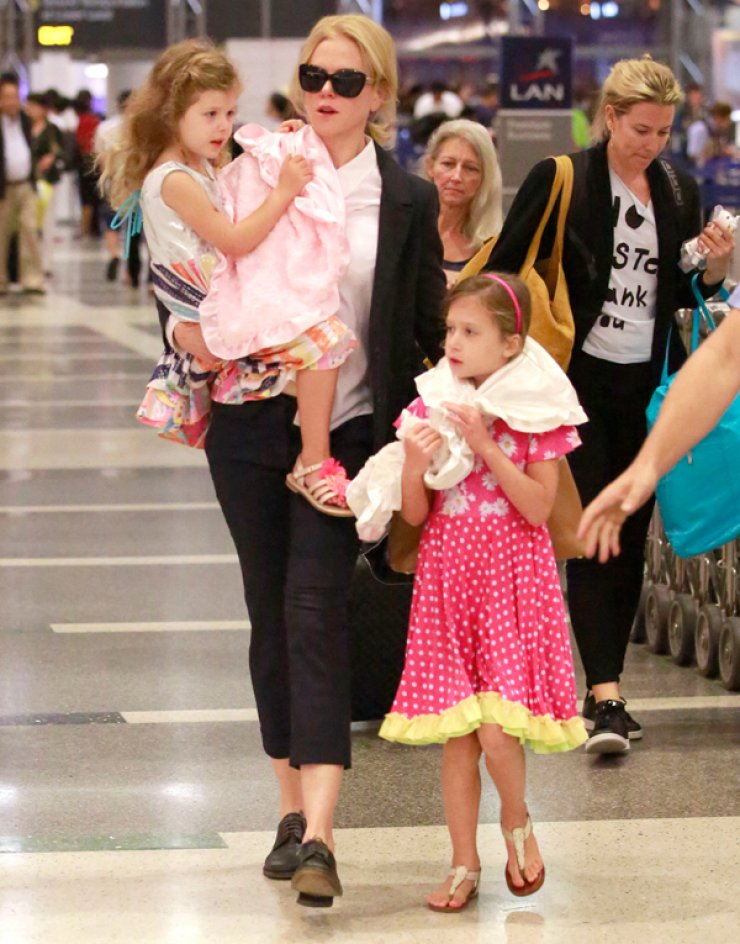 Σπάνια εμφάνιση διάσημη ηθοποιού με τα παιδιά της [εικόνες]