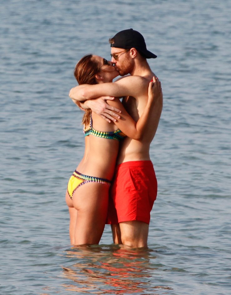 Πασίγνωστος ποδοσφαιριστής κολλημένος με τη σύζυγο σε παραλία [εικόνες]