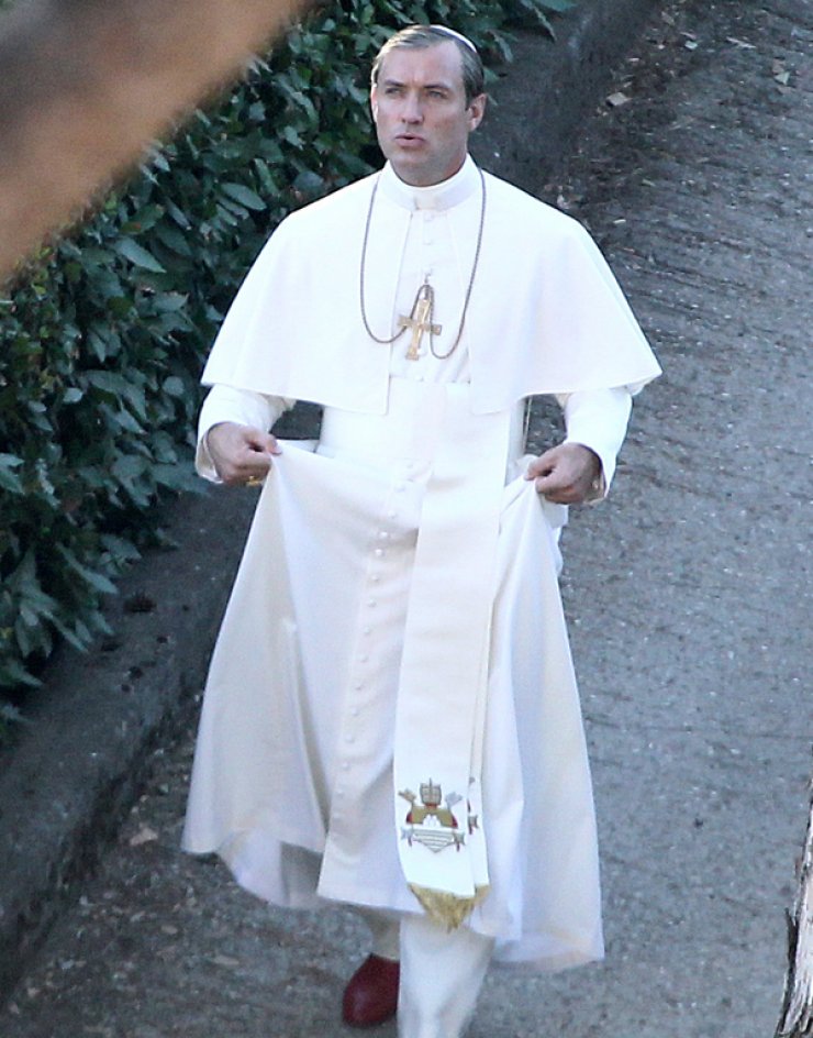 Δείτε τον Jude Law σε μία από τις πιο ανατρεπτικές του εμφανίσεις [εικόνες]