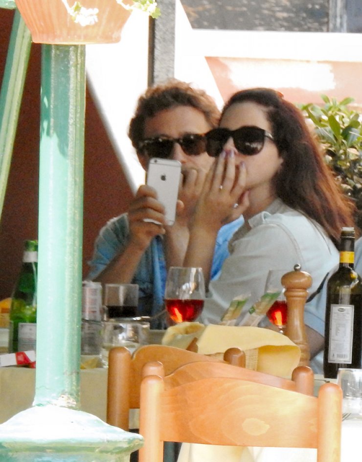 Ερωτικές στιγμές για διάσημη τραγουδίστρια στην Ιταλία [εικόνες]