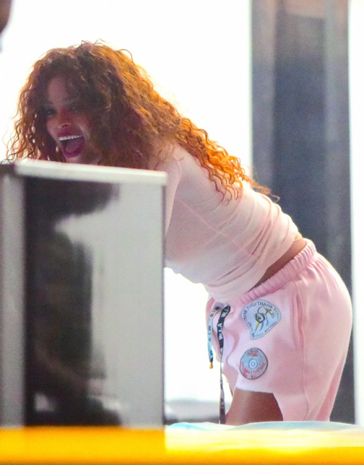 Rihanna: Αναστάτωσε με τα ουρλιαχτά της [εικόνες]