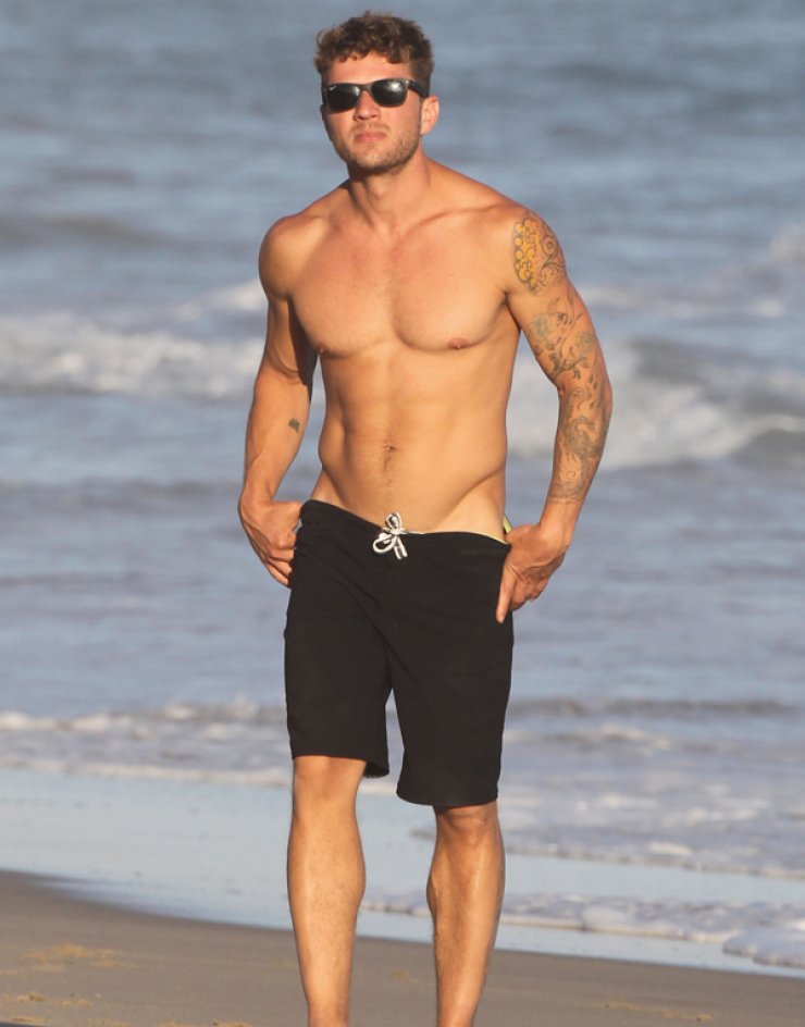 Το απόλυτο κορμί του Hollywood ανάβει φωτιές σε παραλία [εικόνες]